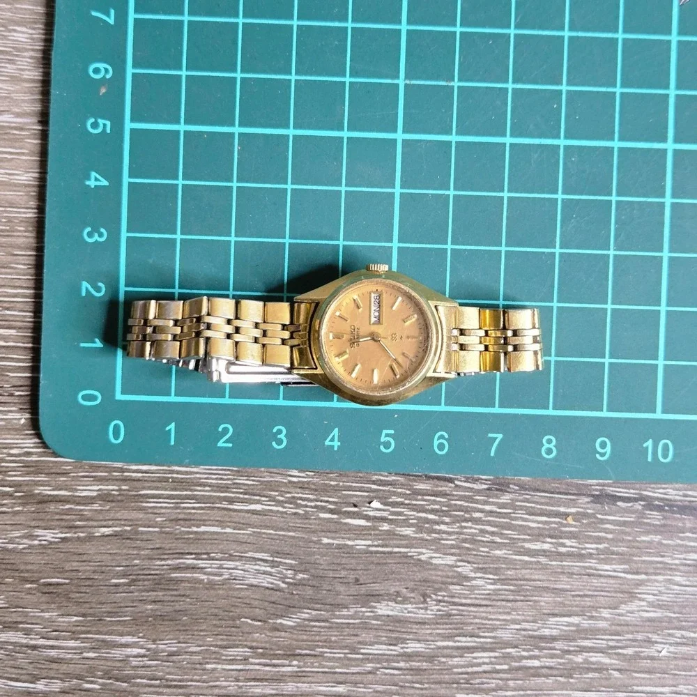 Vintage Seiko Quartz Women Gold Tone Watch Day Date Champagne Dial SQ Japan 2428